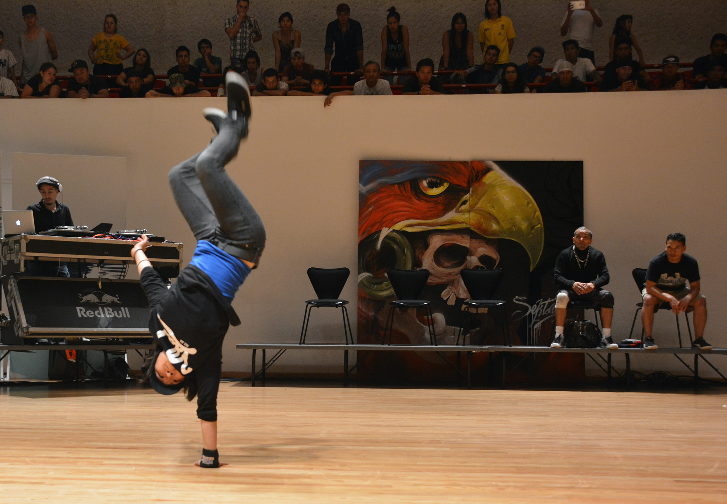 Fotografía de la batalla final Crew vs. Crew del encuentro internacional Danza Urbana Generación Hip Hop llevado a cabo en el Centro Nacional de las Artes del 27 al 29 de mayo de 2016.