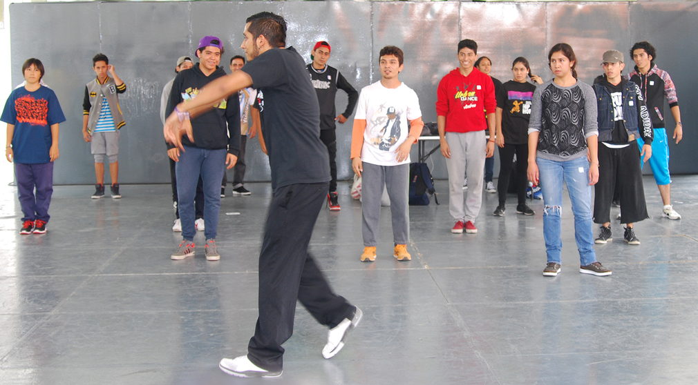 Fotografía de la clase magistral de Popping que se llevó a cabo el 30 de mayo de 2015 como parte del encuentro internacional Danza Urbana Generación Hip Hop realizado en el Centro Nacional de las Artes.