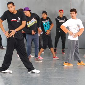 Fotografía de la clase magistral de Popping que se llevó a cabo el 30 de mayo de 2015 como parte del encuentro internacional Danza Urbana Generación Hip Hop realizado en el Centro Nacional de las Artes.