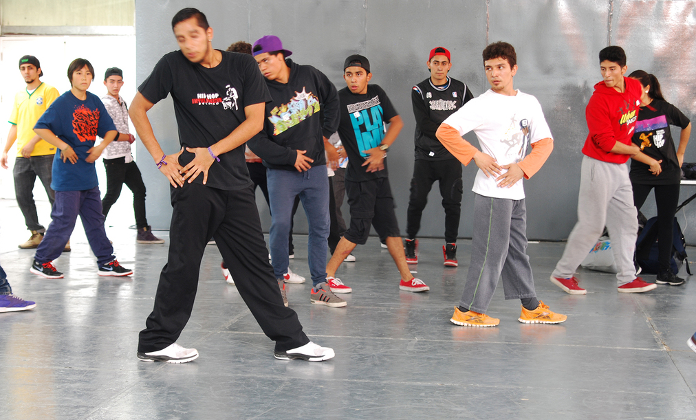 Fotografía de la clase magistral de Popping que se llevó a cabo el 30 de mayo de 2015 como parte del encuentro internacional Danza Urbana Generación Hip Hop realizado en el Centro Nacional de las Artes.