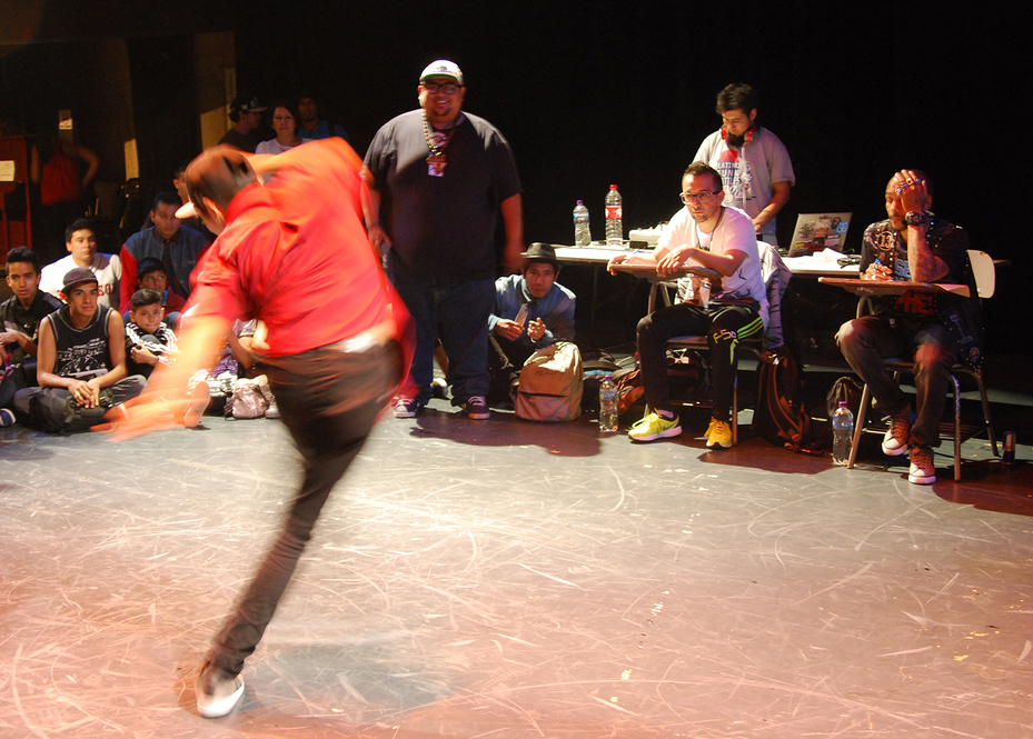 Fotografía de la batalla Footwork que se llevó a cabo el 30 de mayo de 2015 como parte del encuentro internacional Danza Urbana Generación Hip Hop realizado en el Centro Nacional de las Artes.