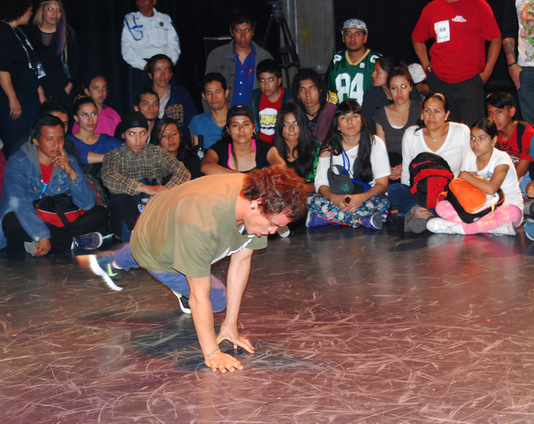Fotografía de la batalla Footwork que se llevó a cabo el 30 de mayo de 2015 como parte del encuentro internacional Danza Urbana Generación Hip Hop realizado en el Centro Nacional de las Artes.