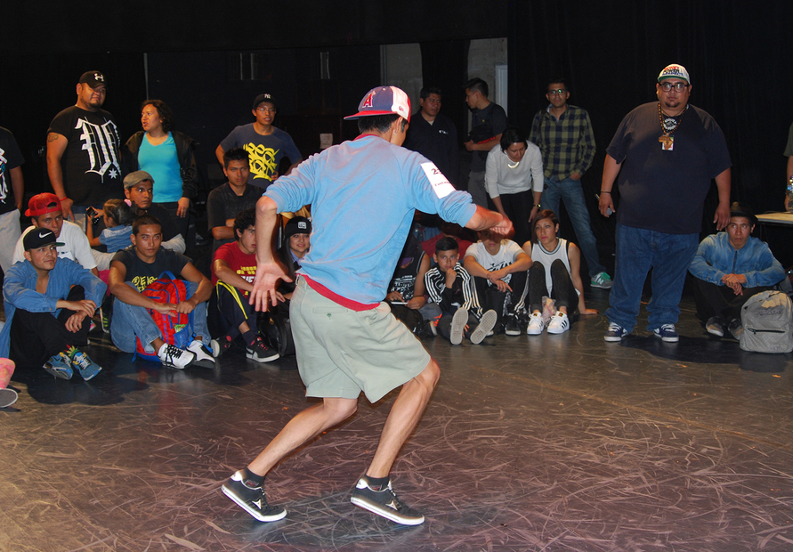 Fotografía de la batalla Footwork que se llevó a cabo el 30 de mayo de 2015 como parte del encuentro internacional Danza Urbana Generación Hip Hop realizado en el Centro Nacional de las Artes.