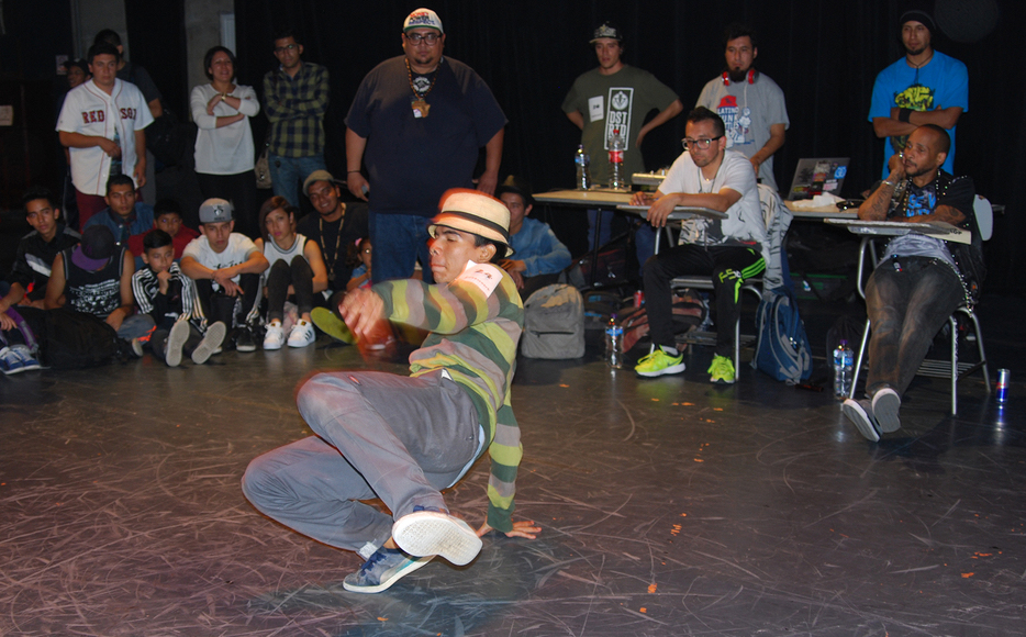 Fotografía de la batalla Footwork que se llevó a cabo el 30 de mayo de 2015 como parte del encuentro internacional Danza Urbana Generación Hip Hop realizado en el Centro Nacional de las Artes.