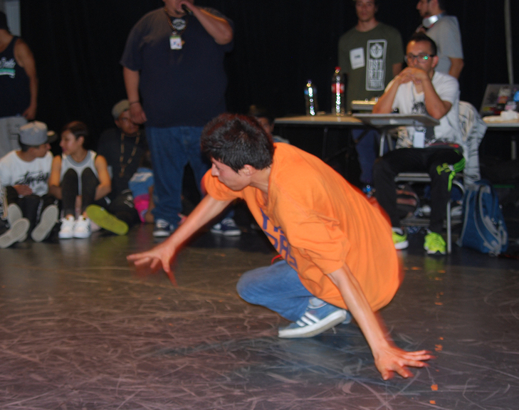Fotografía de la batalla Footwork que se llevó a cabo el 30 de mayo de 2015 como parte del encuentro internacional Danza Urbana Generación Hip Hop realizado en el Centro Nacional de las Artes.