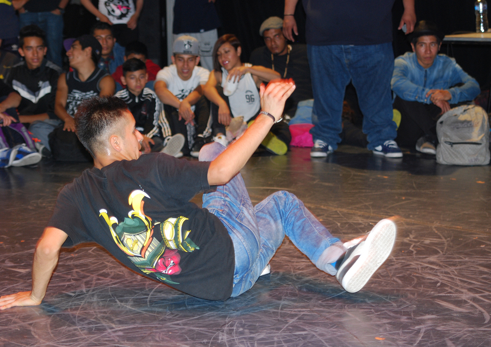 Fotografía de la batalla Footwork que se llevó a cabo el 30 de mayo de 2015 como parte del encuentro internacional Danza Urbana Generación Hip Hop realizado en el Centro Nacional de las Artes.