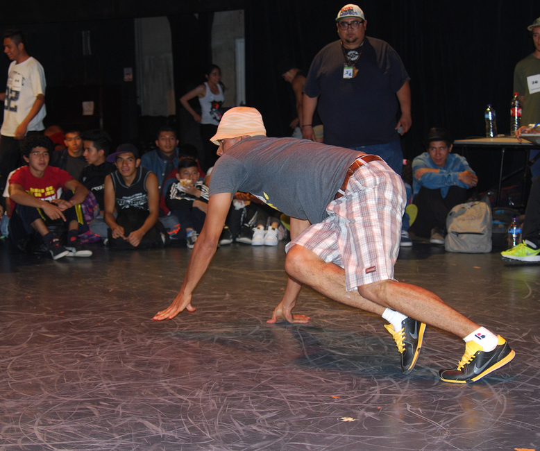 Fotografía de la batalla Footwork que se llevó a cabo el 30 de mayo de 2015 como parte del encuentro internacional Danza Urbana Generación Hip Hop realizado en el Centro Nacional de las Artes.
