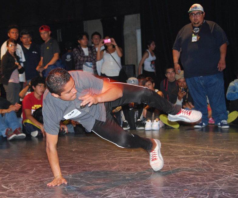Fotografía de la batalla Footwork que se llevó a cabo el 30 de mayo de 2015 como parte del encuentro internacional Danza Urbana Generación Hip Hop realizado en el Centro Nacional de las Artes.