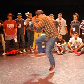 Fotografía de la batalla Footwork que se llevó a cabo el 30 de mayo de 2015 como parte del encuentro internacional Danza Urbana Generación Hip Hop realizado en el Centro Nacional de las Artes.