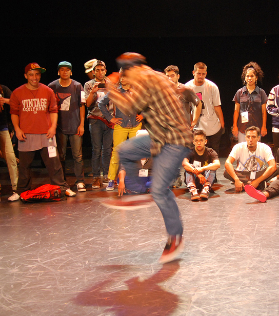 Fotografía de la batalla Footwork que se llevó a cabo el 30 de mayo de 2015 como parte del encuentro internacional Danza Urbana Generación Hip Hop realizado en el Centro Nacional de las Artes.