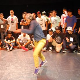 Fotografía de la batalla Footwork que se llevó a cabo el 30 de mayo de 2015 como parte del encuentro internacional Danza Urbana Generación Hip Hop realizado en el Centro Nacional de las Artes.