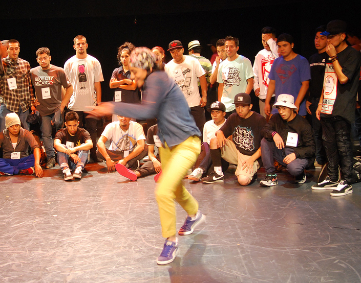 Fotografía de la batalla Footwork que se llevó a cabo el 30 de mayo de 2015 como parte del encuentro internacional Danza Urbana Generación Hip Hop realizado en el Centro Nacional de las Artes.