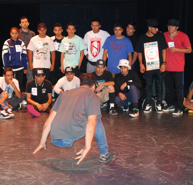 Fotografía de la batalla Footwork que se llevó a cabo el 30 de mayo de 2015 como parte del encuentro internacional Danza Urbana Generación Hip Hop realizado en el Centro Nacional de las Artes.