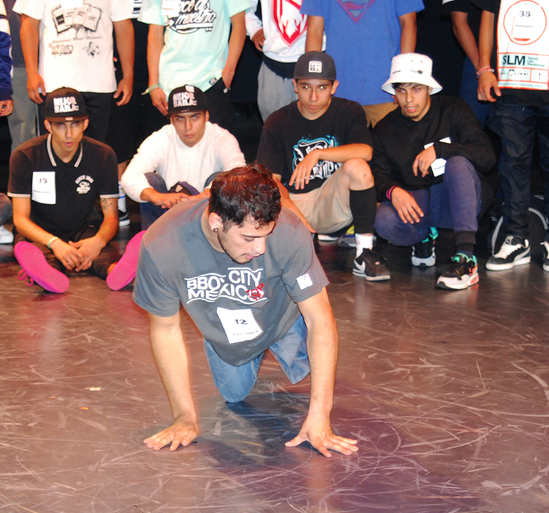 Fotografía de la batalla Footwork que se llevó a cabo el 30 de mayo de 2015 como parte del encuentro internacional Danza Urbana Generación Hip Hop realizado en el Centro Nacional de las Artes.