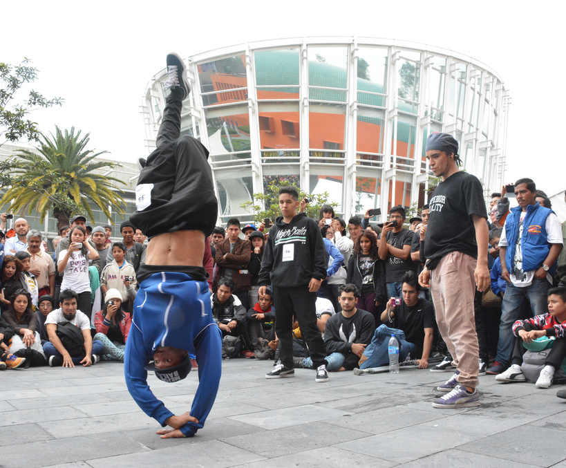 Fotografía de la batalla Concrete que se llevó a cabo el 30 de mayo de 2015 como parte del encuentro internacional Danza Urbana Generación Hip Hop realizado en el Centro Nacional de las Artes.