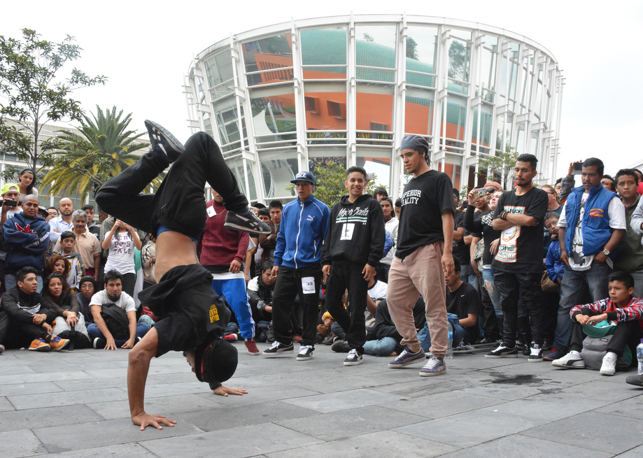Fotografía de la batalla Concrete que se llevó a cabo el 30 de mayo de 2015 como parte del encuentro internacional Danza Urbana Generación Hip Hop realizado en el Centro Nacional de las Artes.