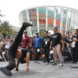 Fotografía de la batalla Concrete que se llevó a cabo el 30 de mayo de 2015 como parte del encuentro internacional Danza Urbana Generación Hip Hop realizado en el Centro Nacional de las Artes.
