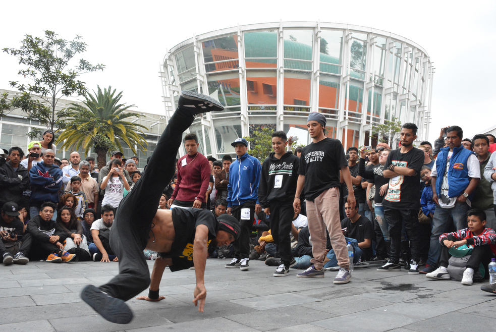 Fotografía de la batalla Concrete que se llevó a cabo el 30 de mayo de 2015 como parte del encuentro internacional Danza Urbana Generación Hip Hop realizado en el Centro Nacional de las Artes.