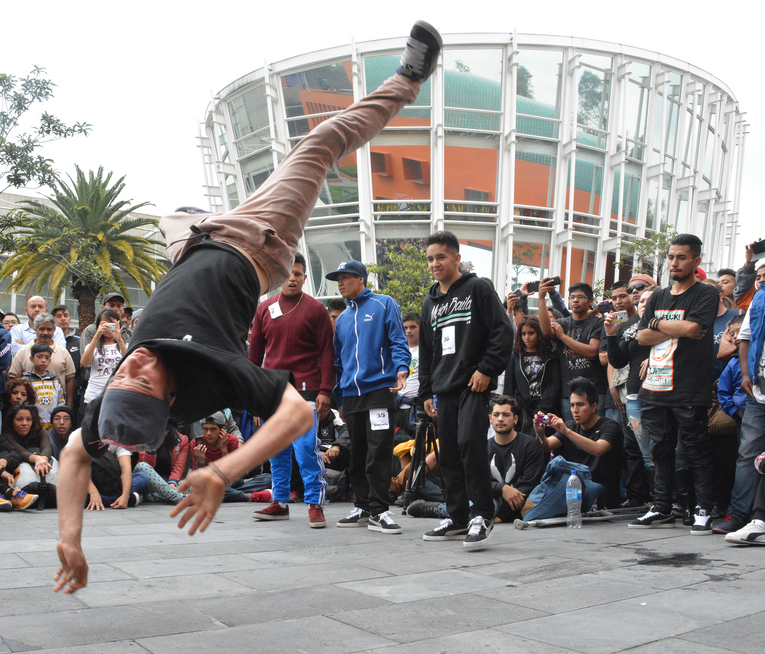 Fotografía de la batalla Concrete que se llevó a cabo el 30 de mayo de 2015 como parte del encuentro internacional Danza Urbana Generación Hip Hop realizado en el Centro Nacional de las Artes.