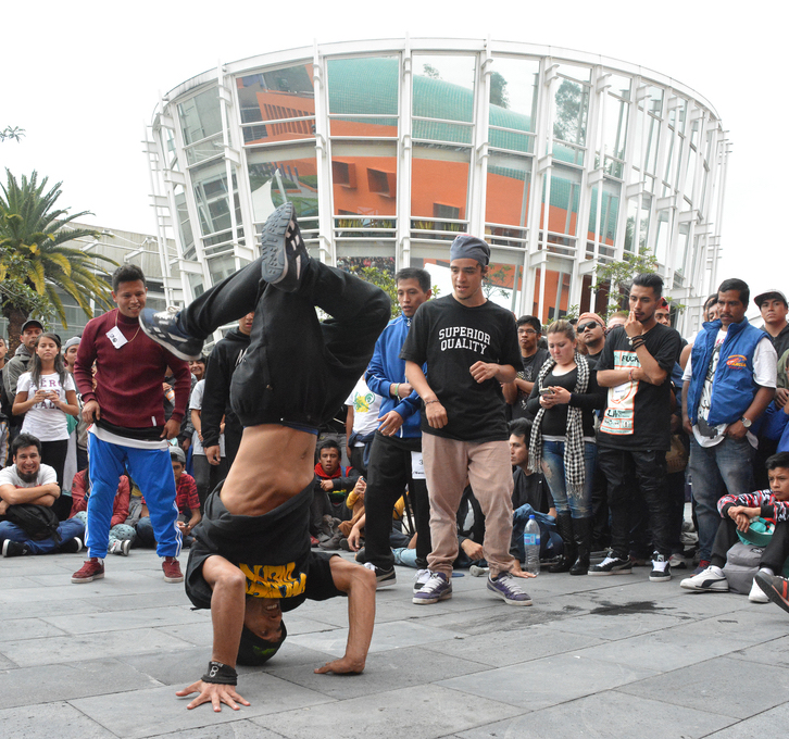 Fotografía de la batalla Concrete que se llevó a cabo el 30 de mayo de 2015 como parte del encuentro internacional Danza Urbana Generación Hip Hop realizado en el Centro Nacional de las Artes.