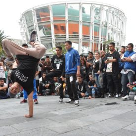 Fotografía de la batalla Concrete que se llevó a cabo el 30 de mayo de 2015 como parte del encuentro internacional Danza Urbana Generación Hip Hop realizado en el Centro Nacional de las Artes.