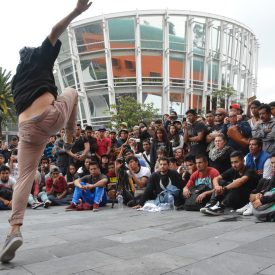 Fotografía de la batalla Concrete que se llevó a cabo el 30 de mayo de 2015 como parte del encuentro internacional Danza Urbana Generación Hip Hop realizado en el Centro Nacional de las Artes.
