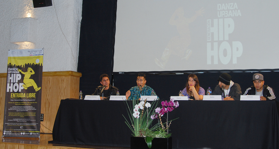 Fotografía de la mesa redonda “El Breaking en México: retos y perspectivas” que se llevó a cabo el 30 de mayo de 2015 como parte del encuentro internacional Danza Urbana Generación Hip Hop realizado en el Centro Nacional de las Artes.