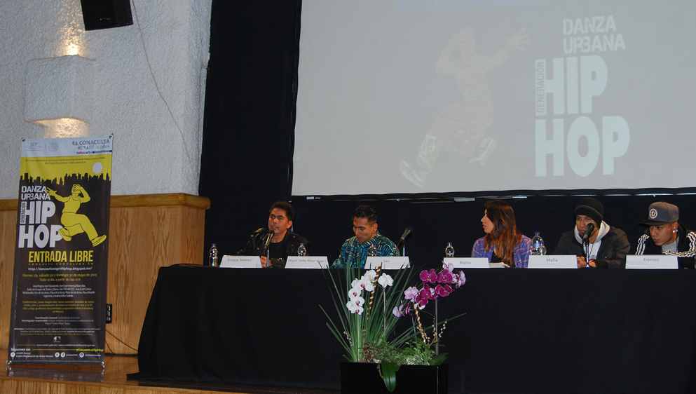 Fotografía de la mesa redonda “El Breaking en México: retos y perspectivas” que se llevó a cabo el 30 de mayo de 2015 como parte del encuentro internacional Danza Urbana Generación Hip Hop realizado en el Centro Nacional de las Artes.