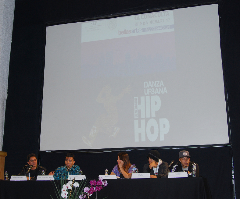Fotografía de la mesa redonda “El Breaking en México: retos y perspectivas” que se llevó a cabo el 30 de mayo de 2015 como parte del encuentro internacional Danza Urbana Generación Hip Hop realizado en el Centro Nacional de las Artes.