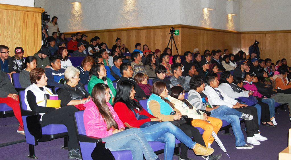 Fotografía de la mesa redonda “El Breaking en México: retos y perspectivas” que se llevó a cabo el 30 de mayo de 2015 como parte del encuentro internacional Danza Urbana Generación Hip Hop realizado en el Centro Nacional de las Artes.