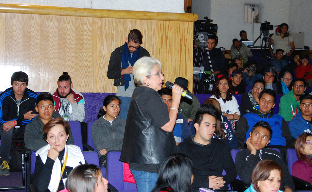 Fotografía de la mesa redonda “El Breaking en México: retos y perspectivas” que se llevó a cabo el 30 de mayo de 2015 como parte del encuentro internacional Danza Urbana Generación Hip Hop realizado en el Centro Nacional de las Artes.