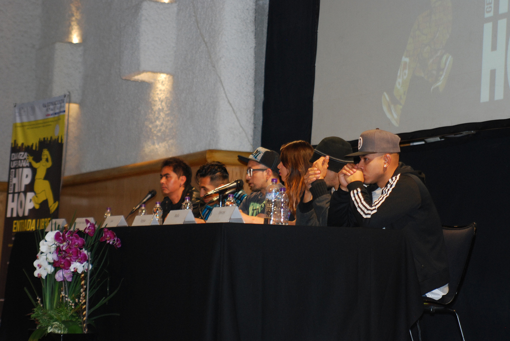 Fotografía de la mesa redonda “El Breaking en México: retos y perspectivas” que se llevó a cabo el 30 de mayo de 2015 como parte del encuentro internacional Danza Urbana Generación Hip Hop realizado en el Centro Nacional de las Artes.