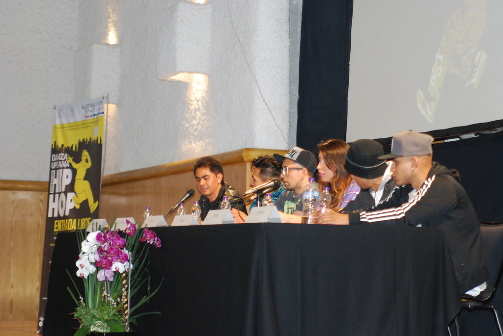 Fotografía de la mesa redonda “El Breaking en México: retos y perspectivas” que se llevó a cabo el 30 de mayo de 2015 como parte del encuentro internacional Danza Urbana Generación Hip Hop realizado en el Centro Nacional de las Artes.
