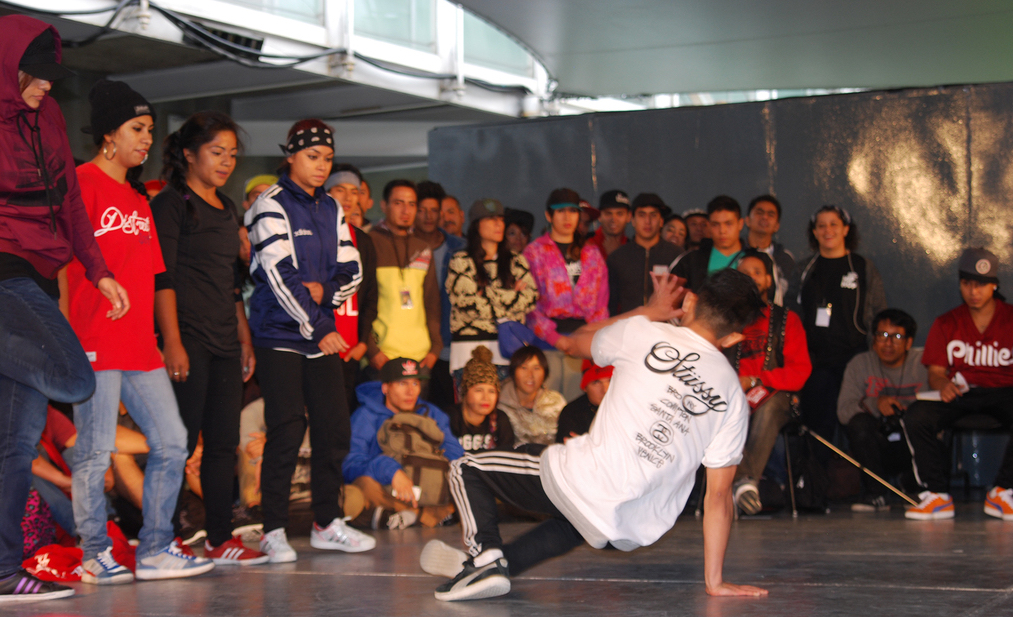 Fotografía de la Batalla Crew vs. Crew que se llevó a cabo el 30 de mayo de 2015 como parte del encuentro internacional Danza Urbana Generación Hip Hop realizado en el Centro Nacional de las Artes.