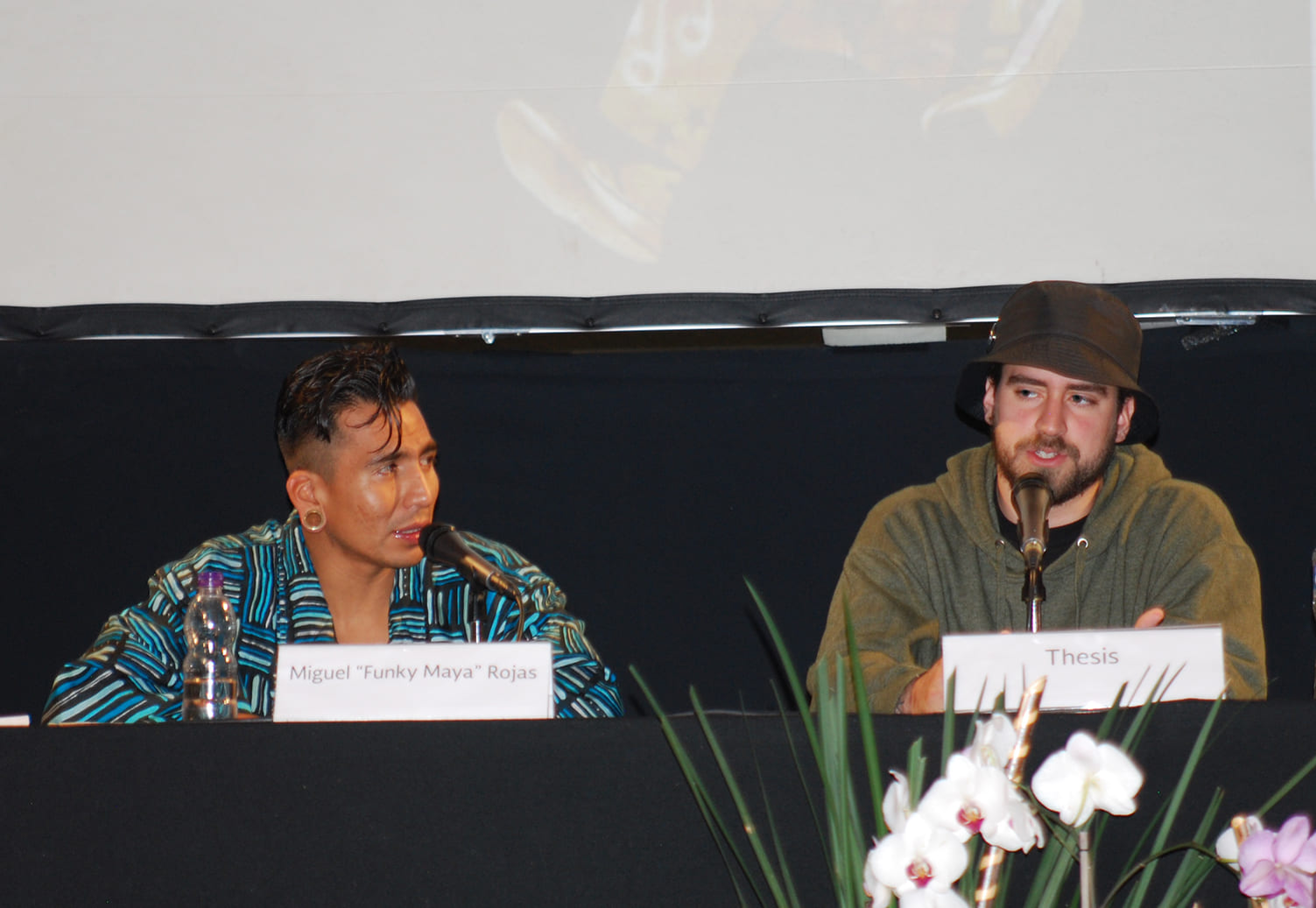 Fotografía de la conferencia magistral "Thesis. Una perspectiva del b-boy" que se llevó a cabo el 31 de mayo de 2015 como parte del encuentro internacional Danza Urbana Generación Hip Hop realizado en el Centro Nacional de las Artes.