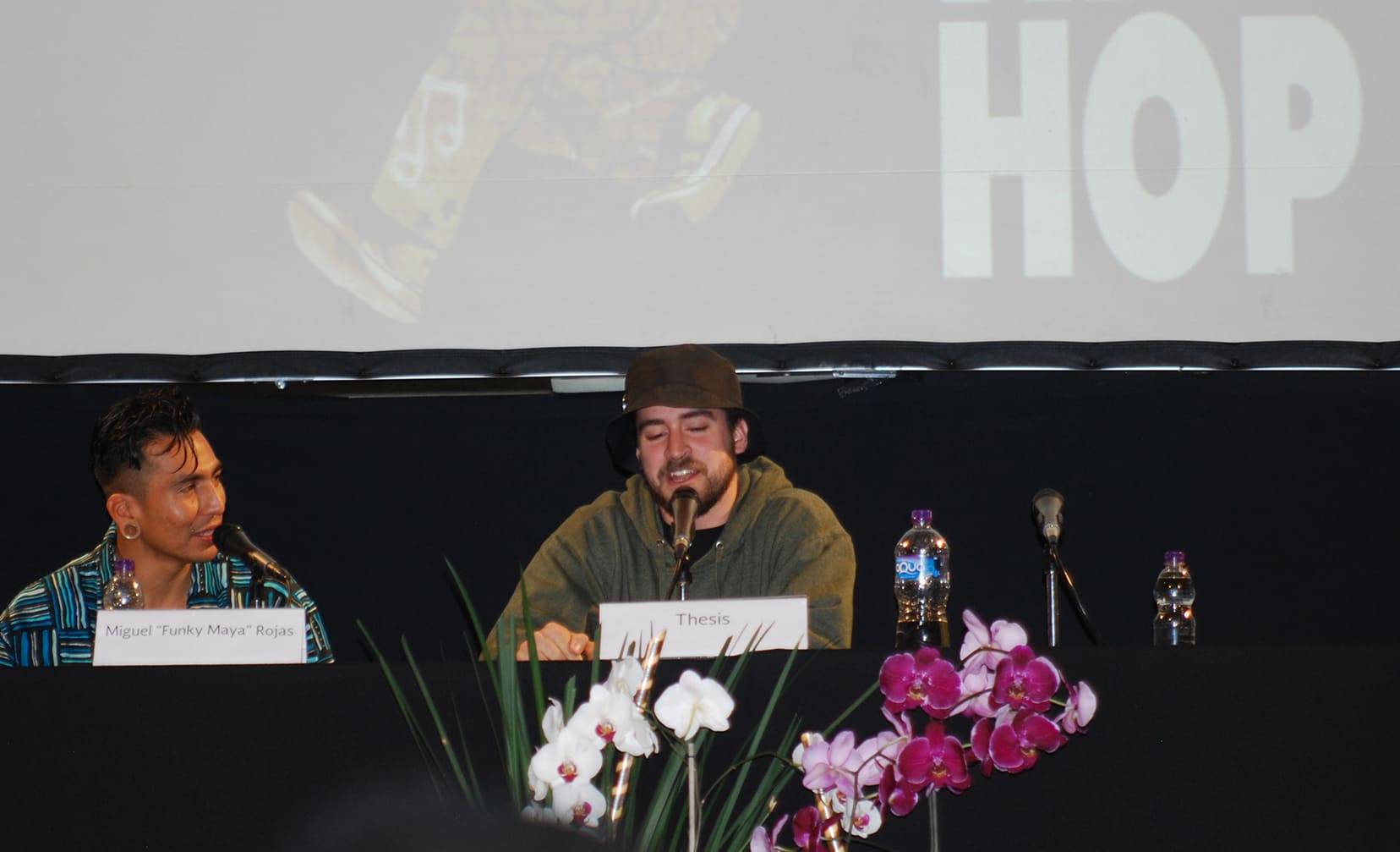 Fotografía de la conferencia magistral "Thesis. Una perspectiva del b-boy" que se llevó a cabo el 31 de mayo de 2015 como parte del encuentro internacional Danza Urbana Generación Hip Hop realizado en el Centro Nacional de las Artes.