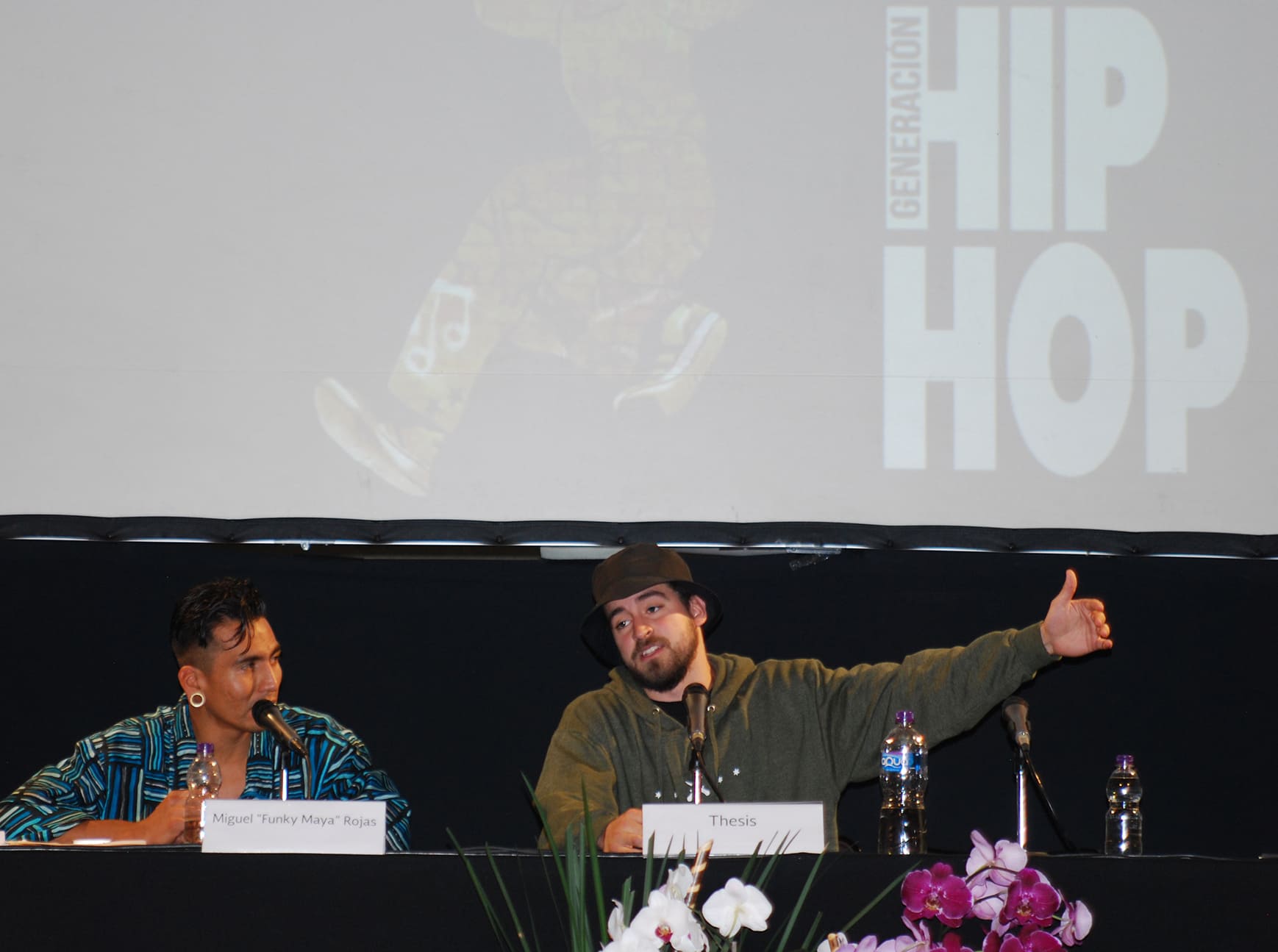 Fotografía de la conferencia magistral "Thesis. Una perspectiva del b-boy" que se llevó a cabo el 31 de mayo de 2015 como parte del encuentro internacional Danza Urbana Generación Hip Hop realizado en el Centro Nacional de las Artes.