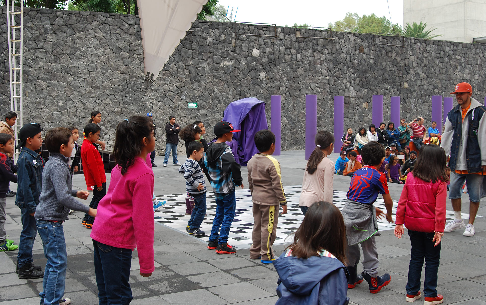 Fotografía de la clase magistral "Kids. Hip Hop" que se llevó a cabo el 31 de mayo de 2015 como parte del encuentro internacional Danza Urbana Generación Hip Hop realizado en el Centro Nacional de las Artes.