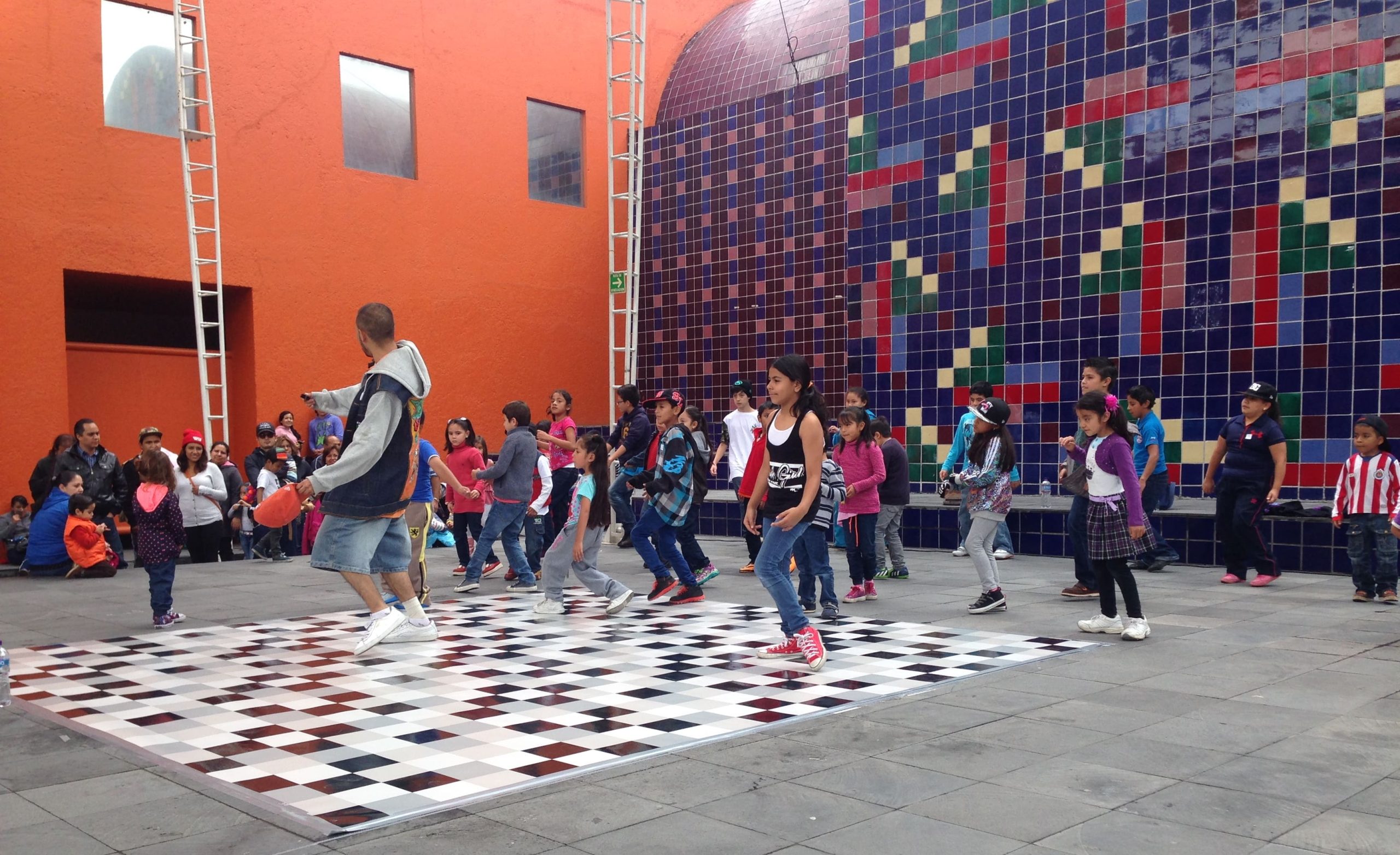 Fotografía de la clase magistral "Kids. Hip Hop" que se llevó a cabo el 31 de mayo de 2015 como parte del encuentro internacional Danza Urbana Generación Hip Hop realizado en el Centro Nacional de las Artes.