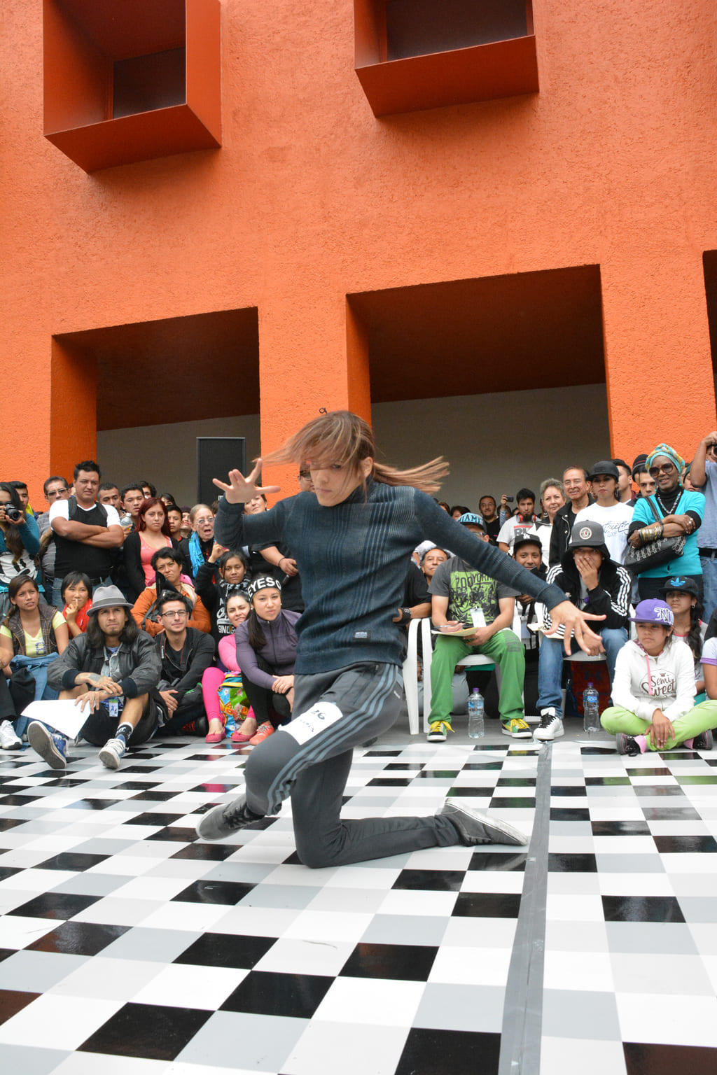 Fotografía de la "Batalla B-girls" que se llevó a cabo el 31 de mayo de 2015 como parte del encuentro internacional Danza Urbana Generación Hip Hop realizado en el Centro Nacional de las Artes.