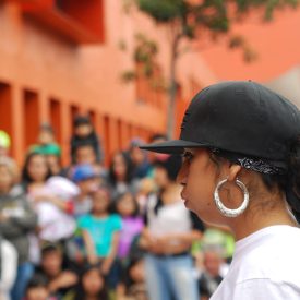Fotografía de la "Batalla B-girls" que se llevó a cabo el 31 de mayo de 2015 como parte del encuentro internacional Danza Urbana Generación Hip Hop realizado en el Centro Nacional de las Artes.