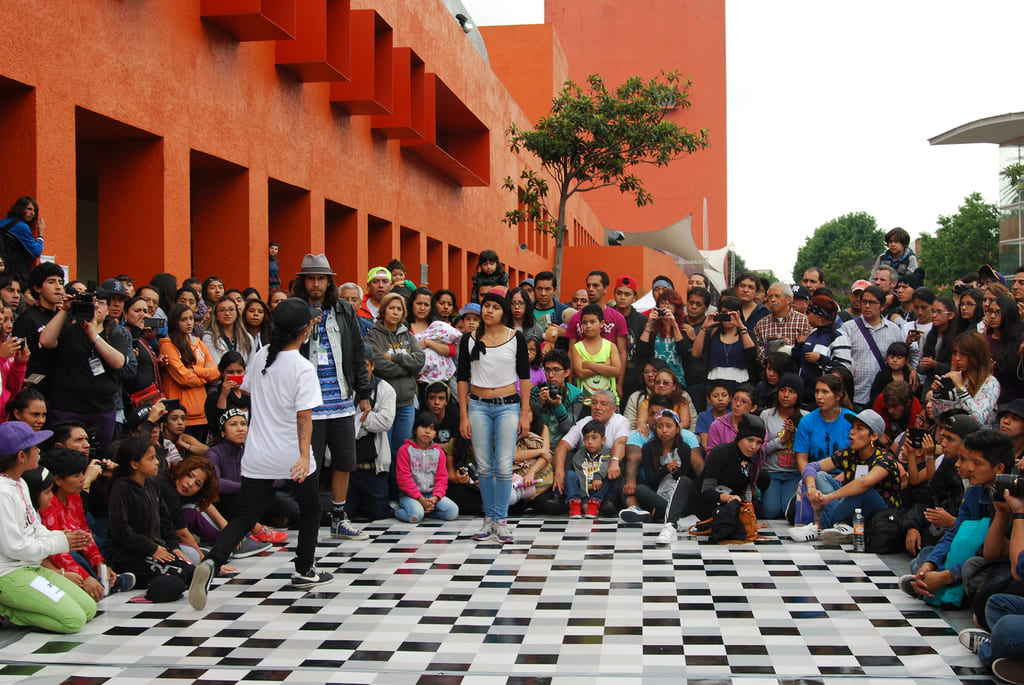 Fotografía de la "Batalla B-girls" que se llevó a cabo el 31 de mayo de 2015 como parte del encuentro internacional Danza Urbana Generación Hip Hop realizado en el Centro Nacional de las Artes.