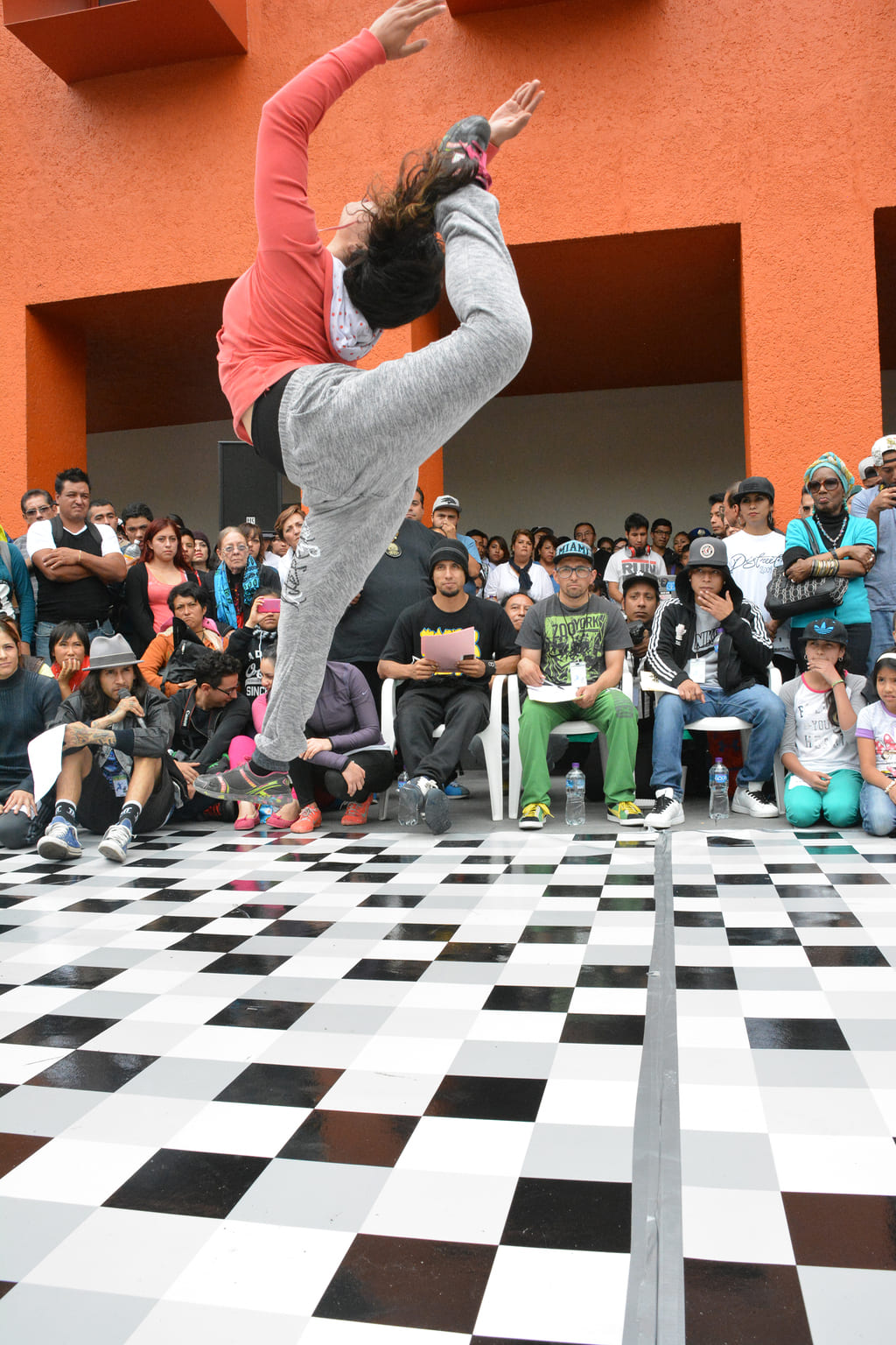 Fotografía de la "Batalla B-girls" que se llevó a cabo el 31 de mayo de 2015 como parte del encuentro internacional Danza Urbana Generación Hip Hop realizado en el Centro Nacional de las Artes.