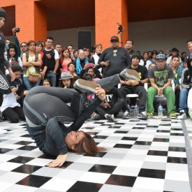 Fotografía de la "Batalla B-girls" que se llevó a cabo el 31 de mayo de 2015 como parte del encuentro internacional Danza Urbana Generación Hip Hop realizado en el Centro Nacional de las Artes.