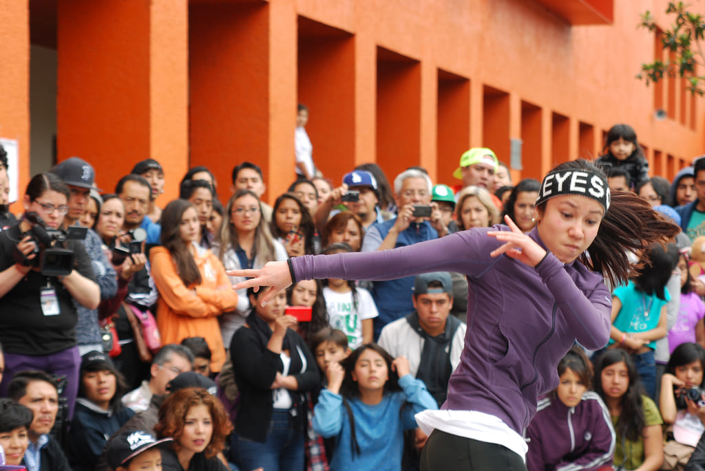 Fotografía de la "Batalla B-girls" que se llevó a cabo el 31 de mayo de 2015 como parte del encuentro internacional Danza Urbana Generación Hip Hop realizado en el Centro Nacional de las Artes.