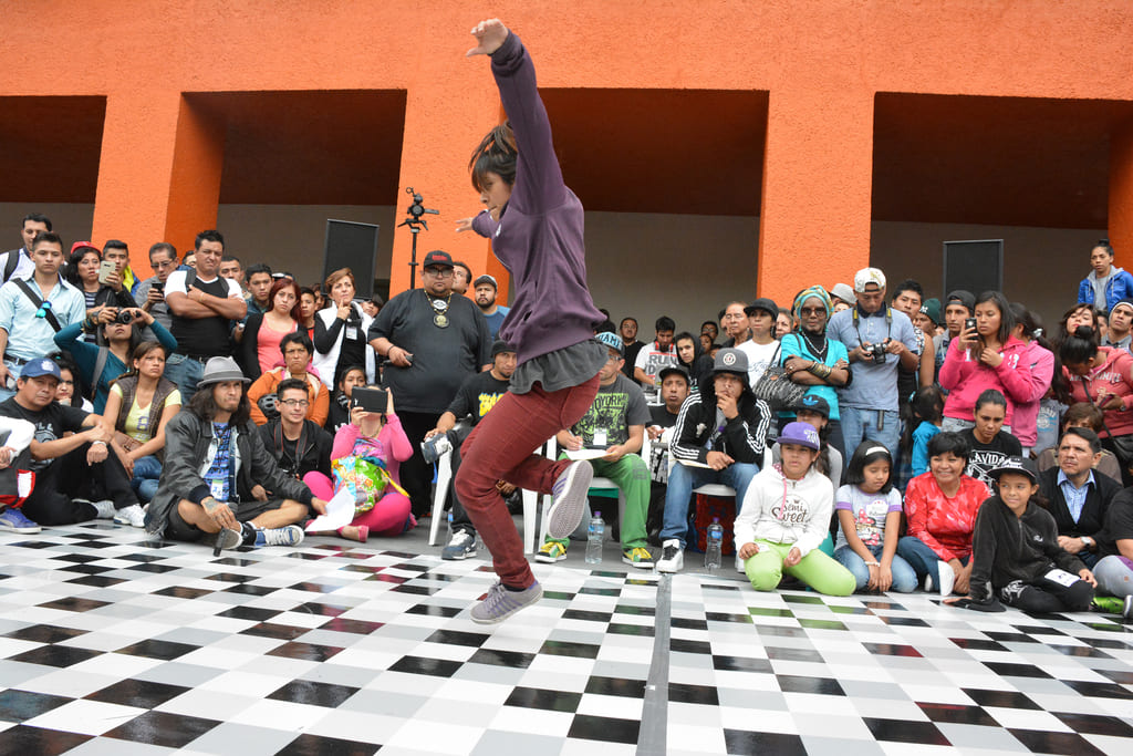 Fotografía de la "Batalla B-girls" que se llevó a cabo el 31 de mayo de 2015 como parte del encuentro internacional Danza Urbana Generación Hip Hop realizado en el Centro Nacional de las Artes.