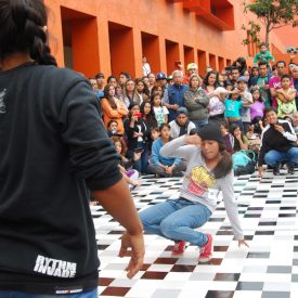 Fotografía de la "Batalla B-girls" que se llevó a cabo el 31 de mayo de 2015 como parte del encuentro internacional Danza Urbana Generación Hip Hop realizado en el Centro Nacional de las Artes.