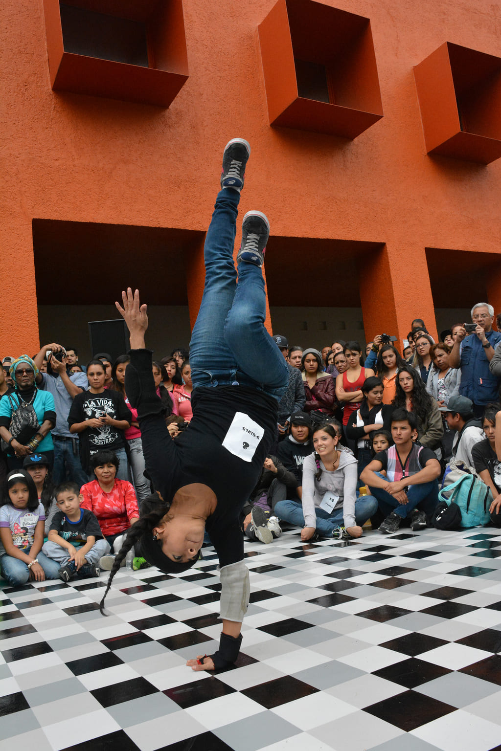 Fotografía de la "Batalla B-girls" que se llevó a cabo el 31 de mayo de 2015 como parte del encuentro internacional Danza Urbana Generación Hip Hop realizado en el Centro Nacional de las Artes.