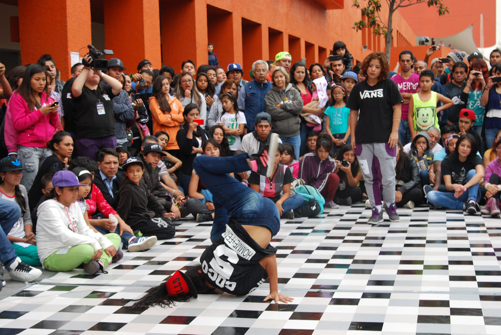 Fotografía de la "Batalla B-girls" que se llevó a cabo el 31 de mayo de 2015 como parte del encuentro internacional Danza Urbana Generación Hip Hop realizado en el Centro Nacional de las Artes.