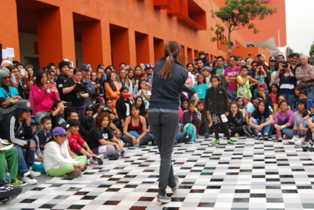 Fotografía de la "Batalla B-girls" que se llevó a cabo el 31 de mayo de 2015 como parte del encuentro internacional Danza Urbana Generación Hip Hop realizado en el Centro Nacional de las Artes.